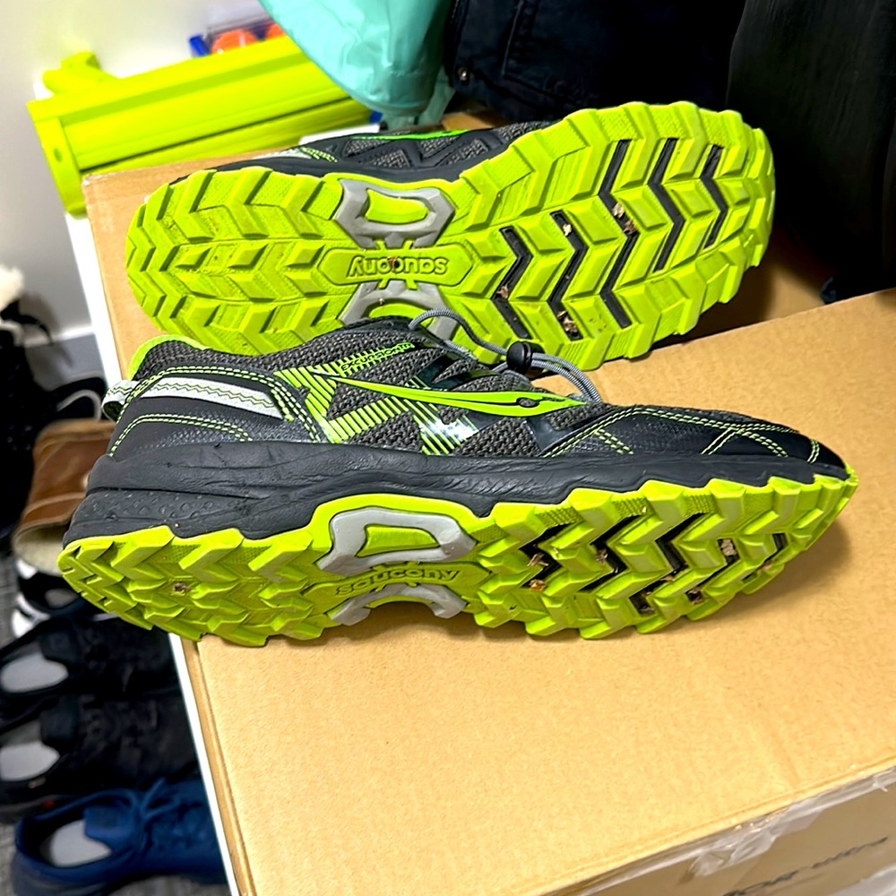 Men’s Black and Volt Green Saucony rugged shoes. Great condition 8/10 - Picture 3 of 4